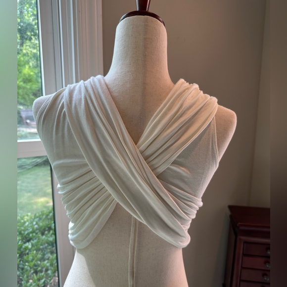 Gathered- crossed- cropped sleeveless top. - Picture 4 of 8